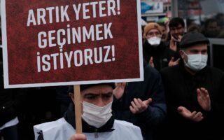 Εκατοντάδες γιατροί, νοσηλευτές, βοηθοί εργαστηρίων και υγειονομικοί διαδήλωσαν χθες στην Κωνσταντινούπολη κατά της κυβέρνησης. (REUTERS / Murad Sezer)