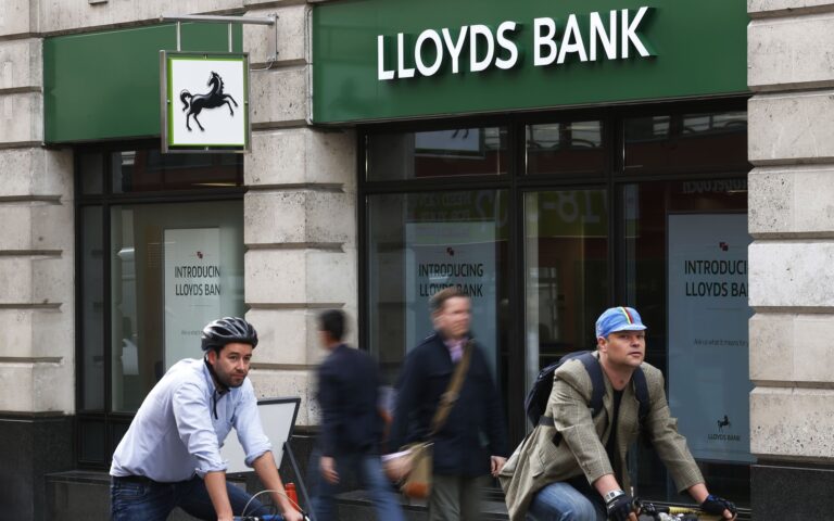 Νέα λουκέτα σε υποκαταστήματα βάζουν οι τράπεζες στη Βρετανία