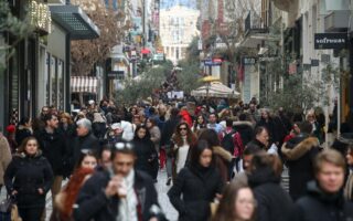 Σύμφωνα με την έρευνα, το μισό καταναλωτικό κοινό, ποσοστό 52%, θα δαπανήσει λιγότερα από 100 ευρώ τα φετινά Χριστούγεννα για αγορές. (INTIME)