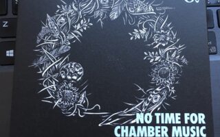 Το εξώφυλλο του άλμπουμ «No Time for Chamber Music» του καναδικού συνόλου εγχόρδων Collectif9 μόλις κυκλοφόρησε από τη δισκογραφική εταιρεία «α».