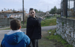 Ο 16χρονος Ντάνιελ από τη Γερμανία στέλνεται σε ελληνική κοινότητα αγωγής ανηλίκων για να εκτίσει την ποινή του για παραβατική συμπεριφορά. Σε ένα χωριό του Εβρου θα βρεθεί αντιμέτωπος με δύσκολα ηθικά διλήμματα.