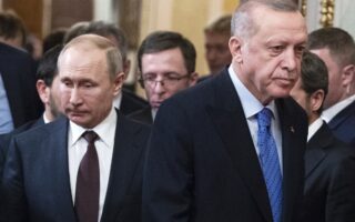 Στις συνομιλίες για το μέλλον της Συρίας, Ρωσία, Τουρκία και Ιράν εξέφρασαν την ίδια ανησυχία για τη δράση αυτονομιστικών ομάδων ανατολικά του Ευφράτη. Ωστόσο, Πούτιν και Ερντογάν συνεχίζουν την εδώ και καιρό διαμάχη ως προς την άλλη μεγάλη «εκκρεμότητα» του συριακού εμφυλίου, το Ιντλίμπ της βορειοδυτικής Συρίας. (AP Photo/Pavel Golovkin)