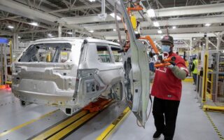 Η μεγάλη έλλειψη ημιαγωγών έχει μειώσει την παραγωγή αυτοκινήτων, κάτι που οδηγεί τις εταιρείες σε διακοπή των προσφορών από τη στιγμή που δεν μπορούν να καλύψουν τη ζήτηση. (Reuters)