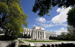 Το πρόγραμμα αγοράς ομολόγων της Fed θα λήξει μέσα στους πρώτους μήνες του επόμενου έτους και όχι στα μέσα του 2022, όπως προέβλεπε ο αρχικός σχεδιασμός. (Reuters)