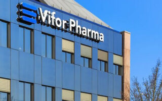 Η ελβετική φαρμακοβιομηχανία Vifor Pharma σημείωσε άλμα 18,5% όταν διέρρευσε η είδηση ότι σχε- διάζει τη συγχώνευσή της με την αυστραλιανή CSL.