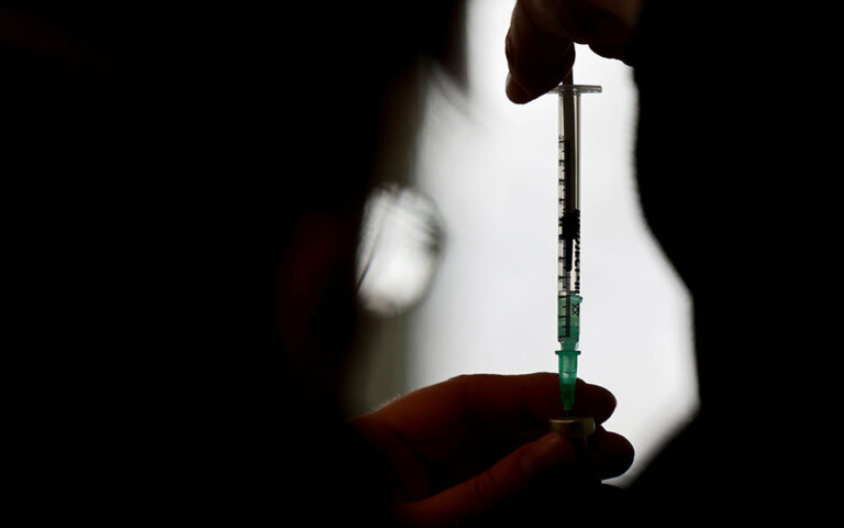 Γερμανία: Γιατροί εξέδιδαν πλαστά πιστοποιητικά και χορηγούσαν αραιωμένα εμβόλια
