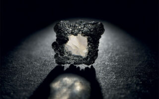 Τα διαμάντια εργαστηρίου αναπτύσσονται σε μορφή ορυκτού πριν κοπούν από τους ειδικούς. ©GillesKaminski