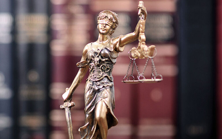 Σε δικαστικό κλοιό οι «συνήγοροι» των αρνητών: Αντιμέτωπος με δύο κακουργήματα γνωστός δικηγόρος