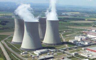 Η συμπερίληψη της πυρηνικής ενέργειας και του φυσικού αερίου στην πράσινη ταξινομία –που συνεπάγεται χρηματοδότηση με καλύτερους όρους– έχει προκαλέσει οξύτατες αντιδράσεις. Γερμανία, Αυστρία και Λουξεμβούργο τάσσονται κατά της πυρηνικής ενέργειας, ενώ Γαλλία και άλλες 14 χώρες υπέρ. Αντιδράσεις προκαλεί και η στάση της Γερμανίας, που προωθεί το αέριο στο πλαίσιο της (εκτός γεωπολιτικού απροόπτου) επικείμενης λειτουργίας του ρωσογερμανικού αγωγού Nord Stream 2.