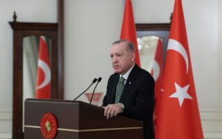 Ο πρόεδρος της Τουρκίας Ταγίπ Ερντογάν υποδέχθηκε τους πρέσβεις των χωρών-μελών της Ε.Ε. στο πρώην προεδρικό μέγαρο Τσάνκαγια (φωτ. REUTERS).