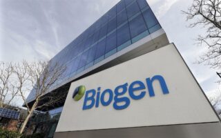 Το Κογκρέσο ερευνά κατά πόσον ο FDA είχε υπερβολικά στενή σχέση με την εταιρεία Biogen που παράγει το φάρμακο και πώς αυτό εγκρίθηκε παρά τις αντιρρήσεις κάποιων ειδικών στους κόλπους του οργανισμού και της ανεξάρτητης συμβουλευτικής επιτροπής του FDA. (A.P. Photo / Steven Senne)