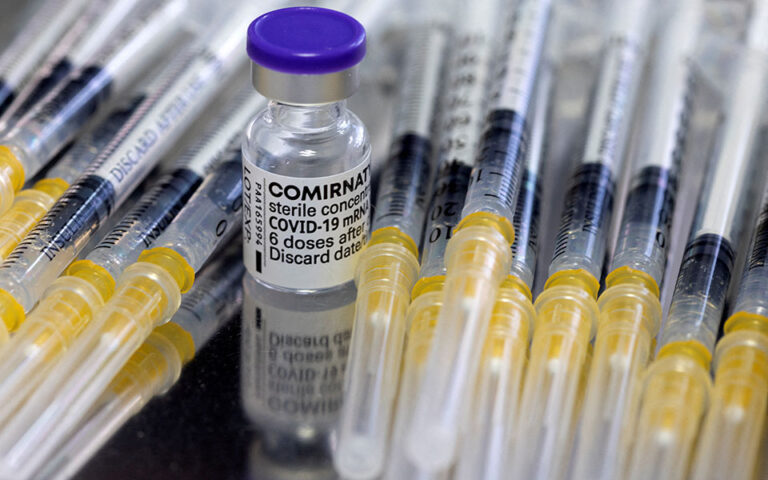 Υβριδικό εμβόλιο κατά της Όμικρον σχεδιάζει η Pfizer