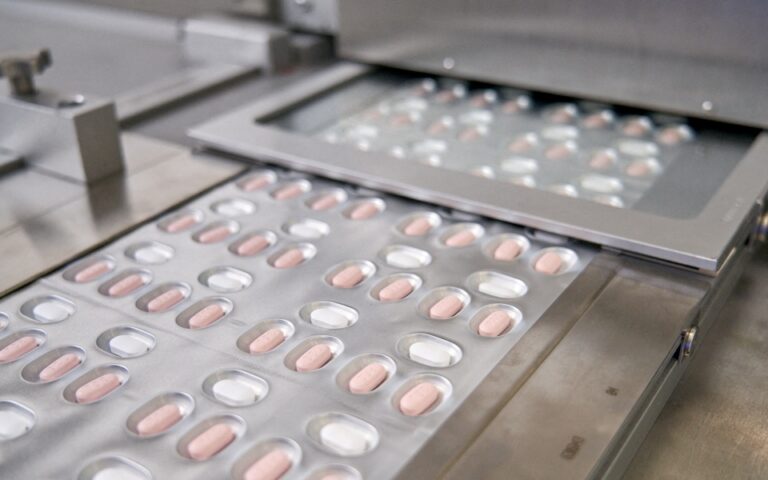 Κορωνοϊός: «Πράσινο φως» ΕΜΑ για το χάπι της Pfizer