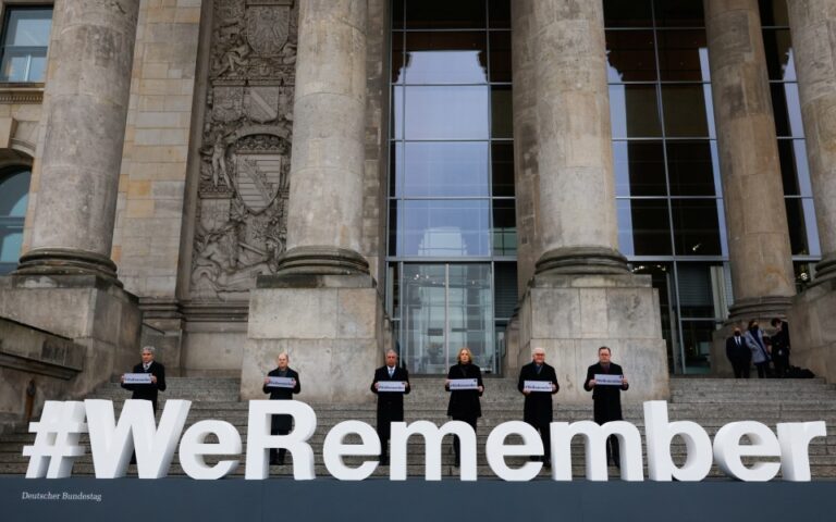 Ολοκαύτωμα: Tελετή μνήμης σε κλίμα συγκίνησης στη Γερμανική Βουλή