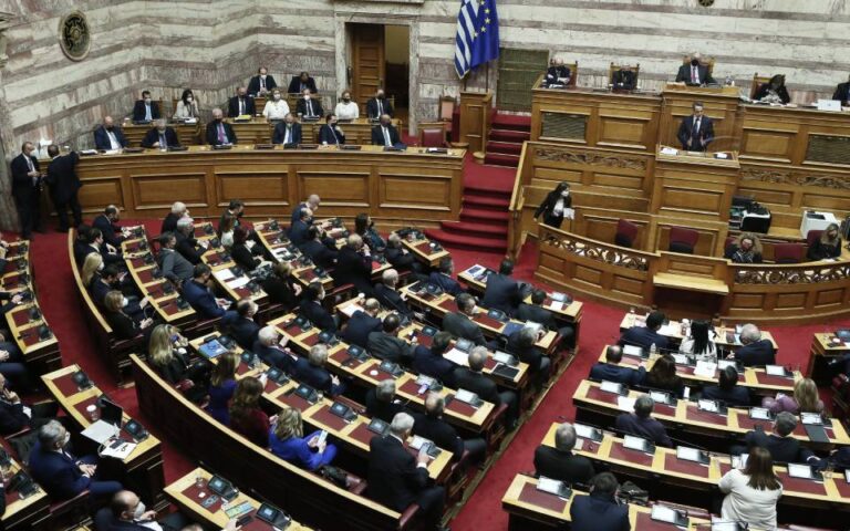 Βουλή: Καταψηφίστηκε με 156 «κατά» η πρόταση δυσπιστίας – Τα μηνύματα από την αντιπαράθεση των πολιτικών αρχηγών