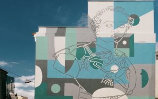 Το πρόγραμμα δημόσιων τοιχογραφιών του Δήμου Αθηναίων, που επιμελείται καλλιτεχνικά η ιστορικός τέχνης Κατερίνα Κοσκινά, κλείνει με τον Λόρδο Βύρωνα στη γειτονιά του Ψυρρή και με τον Κανάρη στην Κυψέλη. 