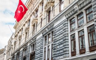 Η είδηση των αγορών ομολόγων από την κεντρική τράπεζα οδήγησε την απόδοση των δεκαετών του τουρκικού δημοσίου σε υποχώρηση κατά περίπου 63 μονάδες βάσης, στο 23,82%.