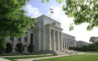Ανήσυχη από τον πληθωρισμό, η αμερικανική Federal Reserve αναμένεται να αυξήσει φέτος τα επιτόκια για πρώτη φορά μετά το 2018, ενώ οι κεντρικές τράπεζες του Καναδά και της Βρετανίας ίσως το κάνουν νωρίτερα.