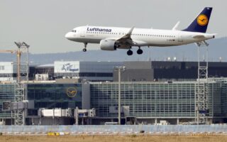 H Lufthansa εκτιμά πως θα πρέπει να διεξαγάγει άνευ λόγου σχεδόν 18.000 πτήσεις «φαντάσματα». (EPA)