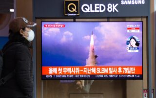 Αναλυτές χαρακτήρισαν τη νέα εκτόξευση βαλλιστικού πυραύλου ως απόπειρα της βορειοκορεατικής ηγεσίας να προσέλθει από πιο ενισχυμένη θέση σε ενδεχόμενες συνομιλίες με τη Νότια Κορέα. (EPA/JEON HEON-KYUN)