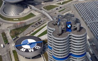 Η γερμανική BMW, η οποία ειδικεύεται στα πολυτελή οχήματα, σημείωσε ρεκόρ πωλήσεων την περυσινή χρονιά. Στη φωτογραφία, τα κεντρικά γραφεία της αυτοκινητοβιομηχανίας στο Μόναχο. (Α.P.)