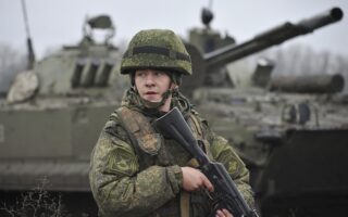 Ρώσος στρατιώτης σε άσκηση στο Ροστόφ τον προηγούμενο μήνα. Δεκάδες χιλιάδες Ρώσοι στρατιώτες έχουν αναπτυχθεί στις επαρχίες που συνορεύουν με την Ουκρανία.