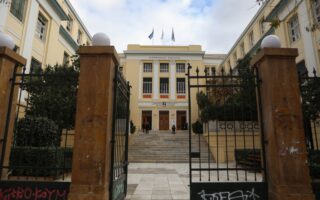 Σε τέσσερις μήνες αναμένεται να είναι έτοιμη η πανεπιστημιακή αστυνομία να αναλάβει τη φρούρηση ιδρυμάτων στα οποία υπάρχει πρόβλημα, όπως το Οικονομικό Πανεπιστήμιο Αθηνών (πρώην ΑΣΟΕΕ). (INTIME NEWS)