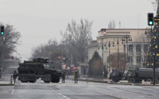 «Οσοι δεν παραδίδονται, θα εξολοθρεύονται», δήλωσε ο Καζάχος πρόεδρος, αποκαλώντας τους διαδηλωτές εγκληματίες και δολοφόνους, και αποκρούοντας τις εκκλήσεις ξένων παραγόντων για διάλογο. (REUTERS/Mariya Gordeyeva)