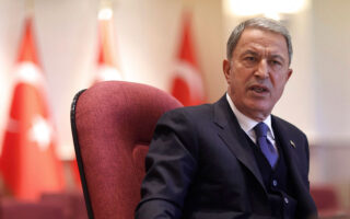 «Μην κάνουν λάθος υπολογισμό λέγοντας “τώρα είναι η στιγμή για τα 12 μίλια”», δήλωσε ο Τούρκος υπουργός Αμυνας. (Arif Akdogan/Turkish Defense Ministry via AP)