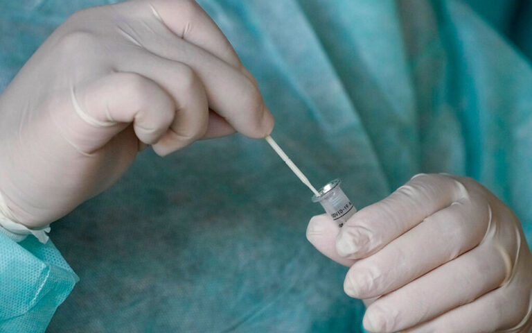 Τι γνωρίζουμε για την Όμικρον: Ιλιγγιώδης η μετάδοση, σημαντική η τρίτη δόση εμβολίου