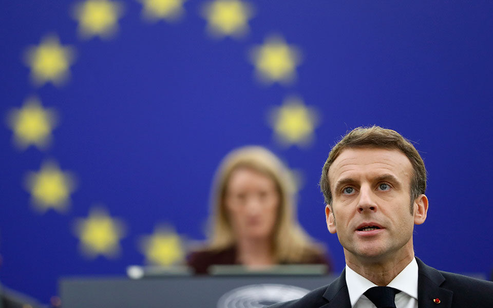 Macron au Parlement européen : Nécessité d’investir dans la défense – La Grèce a un lourd fardeau