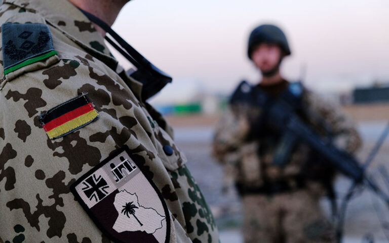 Γερμανία: Αρνητές του εμβολίου στον στρατό με απολήξεις σε ακροδεξιά και συνωμοσιολόγους