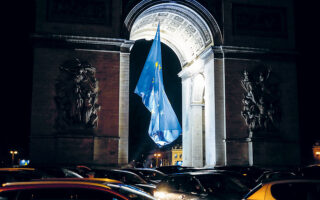 Οι Αρχές αφαίρεσαν τη σημαία από το εμβληματικό μνημείο της γαλλικής πρωτεύουσας την Κυριακή. (A.P. PΗΟΤΟ / THIBAULT CAMUS)