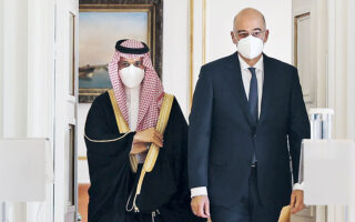 Ο κ. Ν. Δένδιας με τον πρίγκιπα Φαϊζάλ μπιν Φαρχάν Αλ Σαούντ. (INTIME NEWS)
