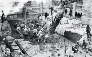 Φωτογραφία από την κατασκευή του φράγματος του Μαραθώνα το 1927. (ΕΥΔΑΠ)