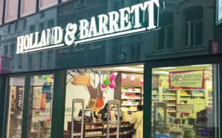 Η Holland & Barrett ιδρύθηκε το 1870 και διαθέτει δίκτυο άνω των 1.600 καταστημάτων σε 18 χώρες παγκοσμίως.