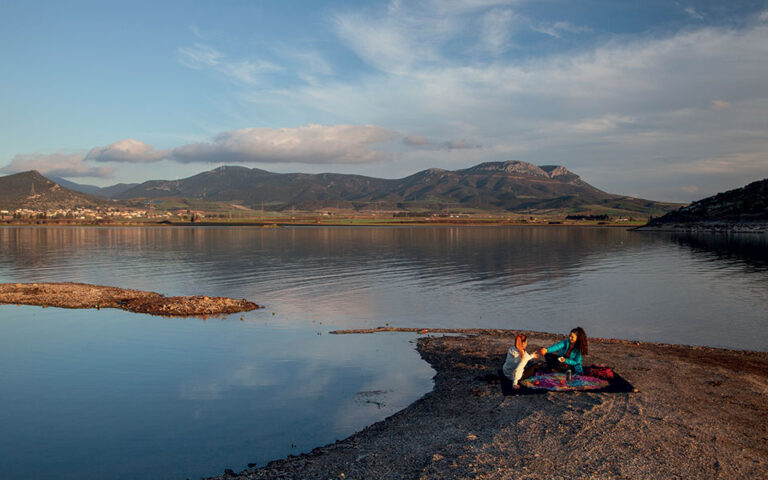 Πικνίκ στη λίμνη Υλίκη, με φόντο το χωριό Μουρίκι. (Φωτογραφίες: Όλγα Χαραμή)
