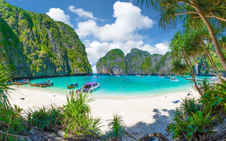 Η πιο διάσημη παραλία της Ταϊλάνδης άνοιξε ξανά για το κοινό