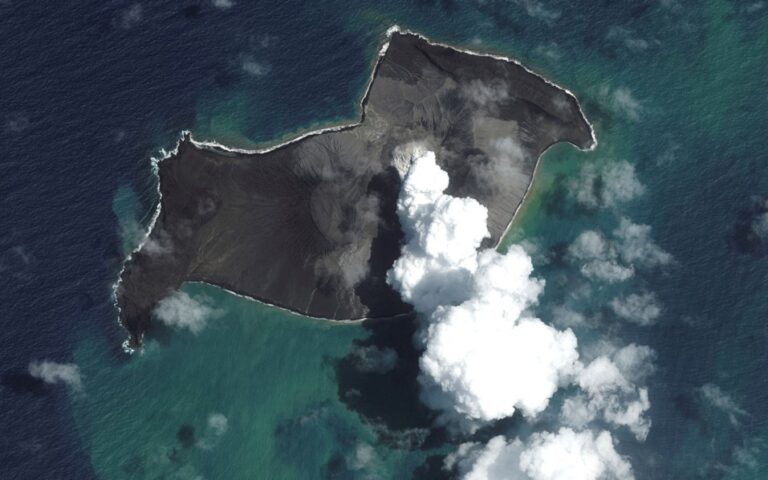 Τόνγκα: Άλλαξαν όψη τα νησιά από την έκρηξη του ηφαιστείου (εικόνες)