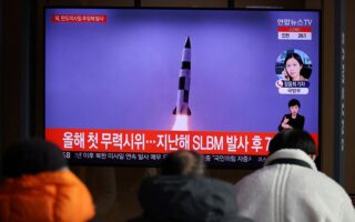 Νοτιοκορεάτες στη Σεούλ παρακολουθούν στην τηλεόραση της χώρας τους τα νέα για την εκτόξευση πυραύλου από το βορειοκορεατικό καθεστώς (φωτ. Reuters).
