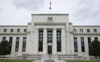 Η αναμενόμενη αύξηση επιτοκίων, την οποία έχει προαναγγείλει από τον περασμένο μήνα η Federal Reserve, θα είναι η πρώτη στην εποχή της πανδημίας. Φωτό: AP