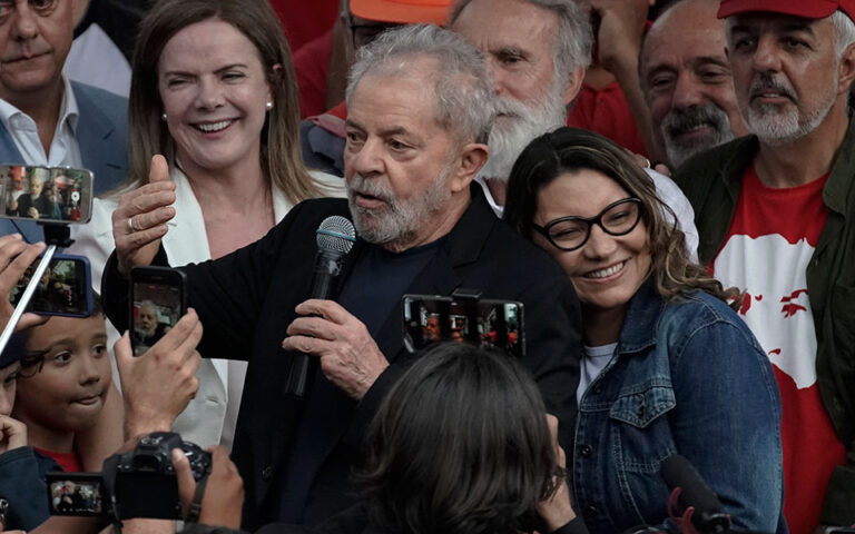 Βραζιλία: Μπροστά στις δημοσκοπήσεις ο Λούλα – Φαβορί για την προεδρία