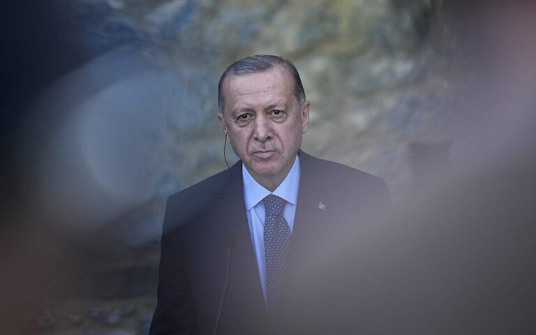 Τουρκία: Ο Ερντογάν απειλεί τα μέσα ενημέρωσης με αντίποινα, αν διασπείρουν «επιβλαβές» περιεχόμενο