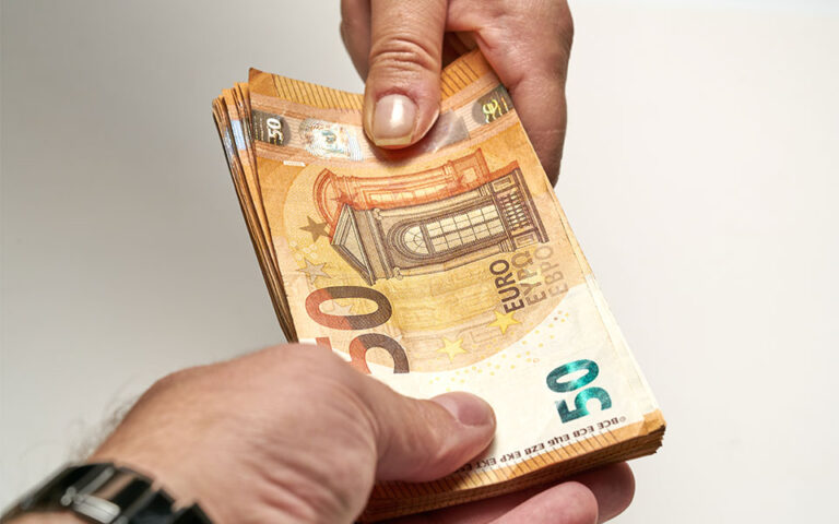 Παπάγου: Πωλήτρια σε λαϊκή αγορά βρήκε 5.000 ευρώ και τα επέστρεψε