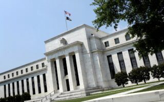 Λίγες ώρες προτού δοθούν στη δημοσιότητα τα νέα στοιχεία, ο επικεφαλής της Fed, Τζερόμ Πάουελ, είχε προειδοποιήσει πως «ο πληθωρισμός στοιχειοθετεί απειλή για την ανάκαμψη της αγοράς εργασίας».