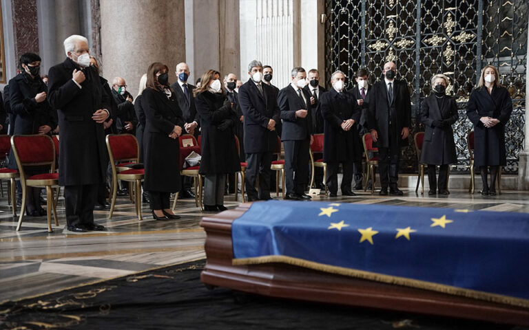 Κατερίνα Σακελλαροπούλου για Ντ. Σασόλι: «Με βαθύτατη θλίψη αποχαιρετώ έναν φίλο της Ελλάδας» (εικόνες)