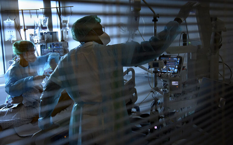 Η Όμικρον κυκλώνει τα νοσοκομεία: Ραγδαία αύξηση στις εισαγωγές