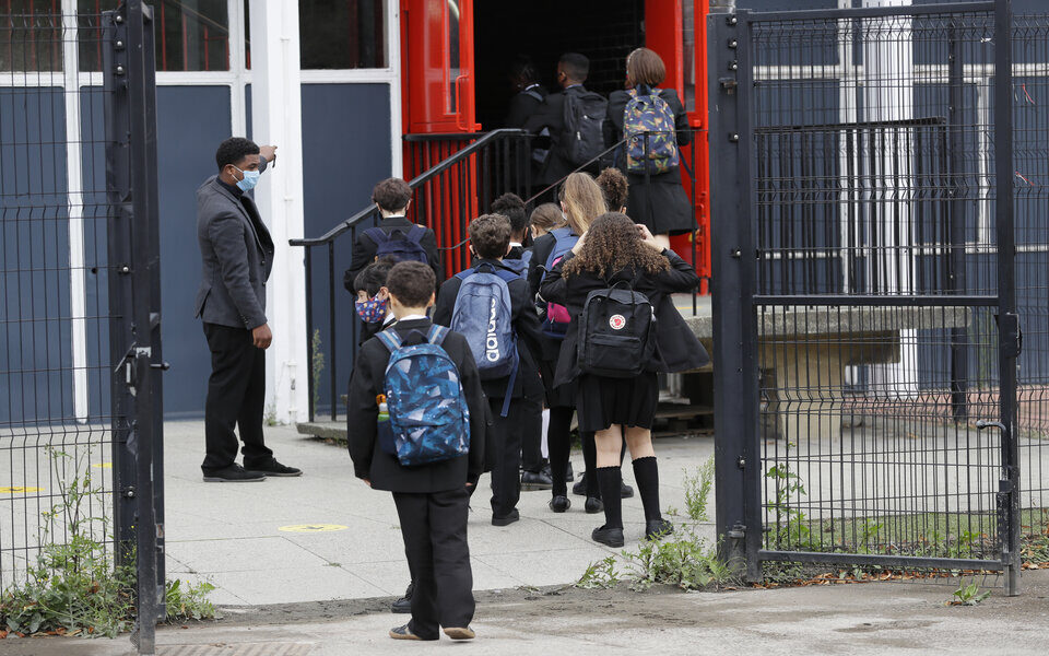 Βρετανία: Χάος στα σχολεία με τα μέτρα κορωνοϊού – Σύγκρουση εκπαιδευτικών συνδικάτων με το υπ. Παιδείας