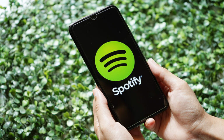 Spotify: Κατηγορούμενο για παραπληροφόρηση, επιχειρεί να σβήσει την «πυρκαγιά»