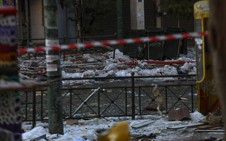 Έκρηξη στη Συγγρού: Καραμπίνα και 1.000 φυσίγγια εντοπίστηκαν στο σπίτι του 78χρονου